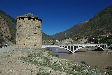 打扑克使劲摇床不盖被窝：策略与速度的终极融合，全新卡牌竞速游戏狂飙牌局今日正式上线