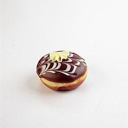 男女在床上打扑克：双人合作卡牌新作情侣王牌上线，创新扑克玩法促进真实默契-3