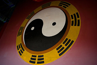 13277大但人文艺术欣赏的背景介绍：当引擎轰鸣遇见传世名画，在赛道上开启艺术巡礼之旅