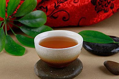 男人将困困放在：深夜竞速唤醒都市倦意，赛车游戏竟成新型提神工具-5