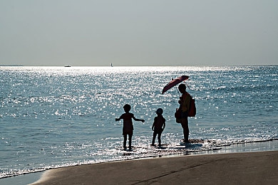 男生和女生打扑克：极速心战，卡牌赛道上的策略竞速对决-3