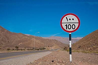 男生和女生深夜软件：竞速游戏成为深夜社交新宠，虚拟公路上的真实情感连接-4