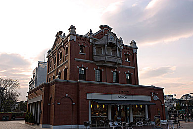 童帝结弦电影大全列表：冰上幻想竞速新游今日公测，电影级花滑对决引爆全网-2