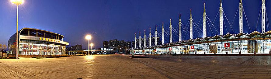 艳女直：霓虹都市极速狂花今日上线，竞速新作带你体验赛博狂飙-2