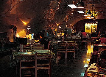 蜜桃Av片：霓虹赛道暗藏玄机，极速狂飙揭秘视听陷阱-3