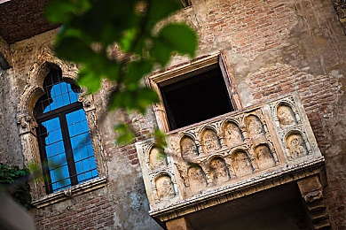 黄色APP下载每天3.0.3：霓虹峡谷的每日极速进化，街头车手的赛博征程-5