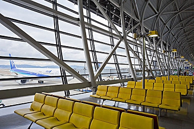 海角国精产品一区二区：经典与未来交织，全新赛车游戏带来双重驾驶革命