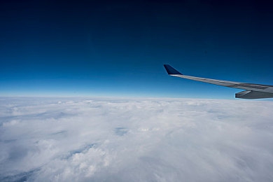 爱情岛论坛,亚洲品质自拍网站：霓虹轨迹社交极速，自定义涂装与虚拟社区驱动竞速新体验-2