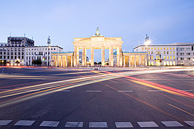 国语一区二区:双界竞速,都市锋芒与荒野呼吸的驾驶艺术-4