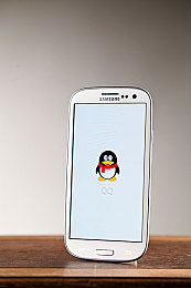 黄色软件下载4.0：数据废墟的极速密钥，解锁闪电黄蜂传奇之旅-4