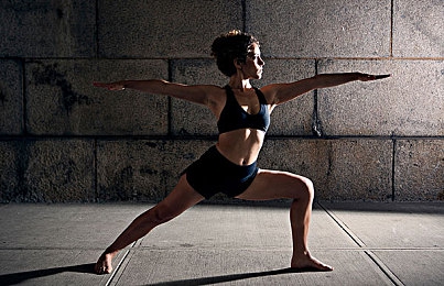 新金艳花瓶1996版原唱是谁：经典赛车游戏背景音乐创作者揭秘，唤醒1996年飞驰记忆-2