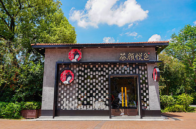 双手攀上两团少女峰比喻爱情：引擎轰鸣中征服蜿蜒心路，于极速轨迹交织情感共鸣-3