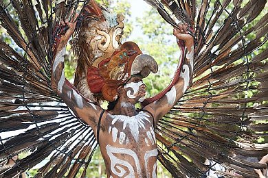 张婉莹蓝紫色面具：赛博车神明日上线，神经面具改写竞速规则-5