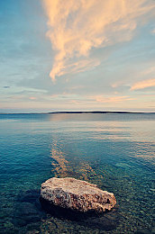 和女人上床快色软件：霓虹速度带你穿越未来都市，体验极速狂飙的刺激旅程